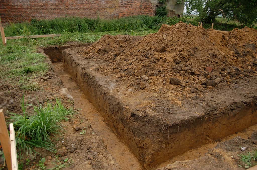 La fouille en rigole est une méthode de fouille qui consiste à creuser une tranchée étroite et profonde pour étudier la stratigraphie du sol ou pour mettre au jour des structures enfouies ou des vestiges archéologiques. © 64k.be, CC BY-NC-SA 2.0, Flickr