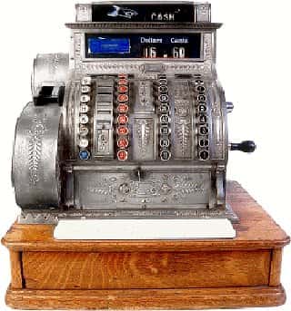 La caisse enregistreuse est un outil de gestion et de contrôle des achats depuis près de 150 ans. Elle a été mise au point la première fois en 1879 par Ritty James. © Liftarn, CC BY-SA 3.0, Wikimédia Commons