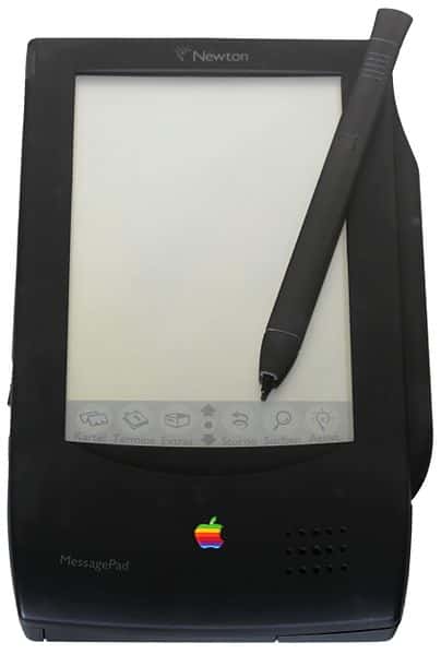 Le Newton MessagePad 100, d'Apple, sorti en 1993, intégrait une reconnaissance optique de caractères, que l'on écrivait sur l'écran tactile à l'aide d'un stylet. © Rama/Musée Bolo