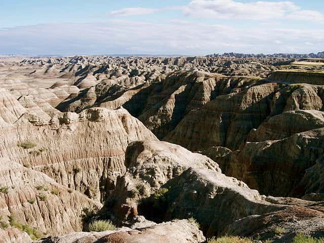 Le parc national des Badlands (Badlands National Park) est un parc naturel national qui regorge d'étonnantes buttes érodées, auxquelles il doit son nom. Situé au sud-ouest de l'État du Dakota du Sud, au nord des Grandes Plaines (États-Unis), ce parc dispose de nombreux fossiles de l'ère oligocène (23 à 35 millions d'années avant notre ère). © Colin Faulkingham, Wikimedia Commons, DP