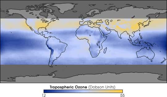 Cartographie de l’ozone troposphérique, source de pollution photochimique, en août entre 1979 et 2000. Les zones bleues indiquent une diminution des niveaux, les jaunes une augmentation. © Jack Fishman / Nasa Langley Research Center
