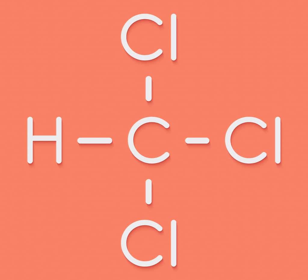 Le chloroforme est un liquide incolore et très volatil de formule brute CHCl<sub>3</sub>. © molekuul.be, Fotolia