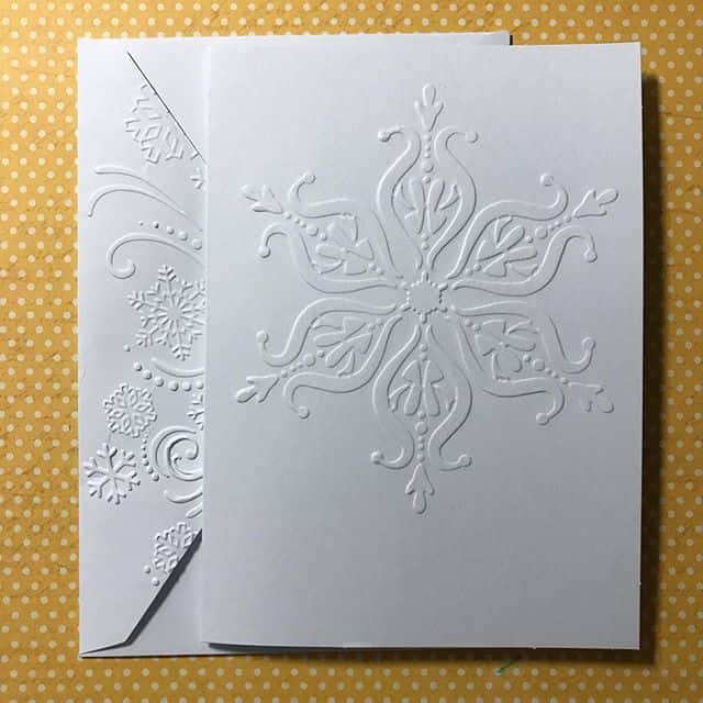 Le papier gaufré apporte élégance et relief à une carte de visite ou une invitation. © paperartflower, Instagram
