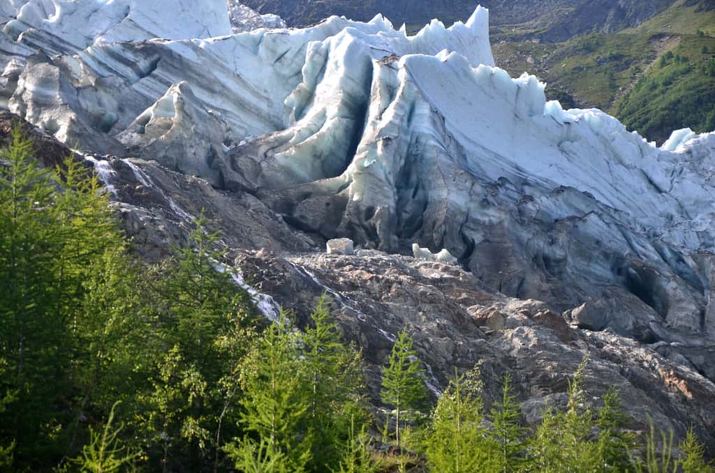 Une moraine latérale sur le bord du glacier des Bossons dans les Alpes. © Tony Fernandez, Flickr