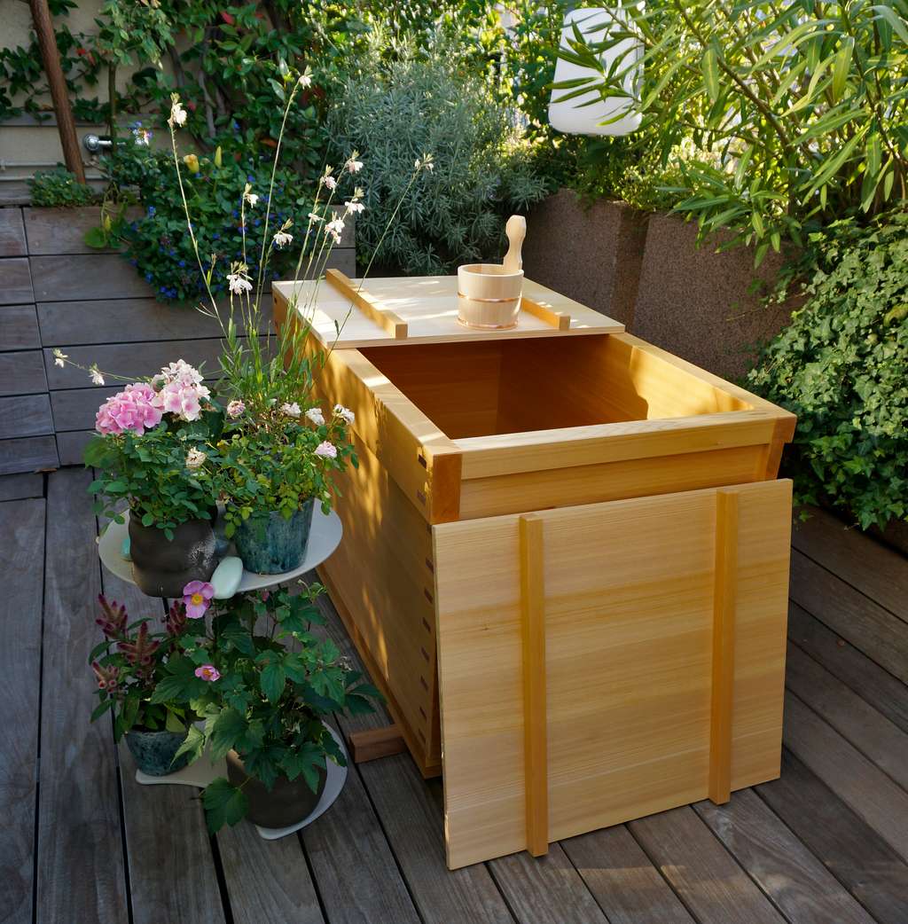 L’ofuro est une baignoire japonaise en bois naturel, dans laquelle on prend des bains très chauds. © <a href="http://www.kitoki-deco.com" target="_blank">Kitoki Deco</a>