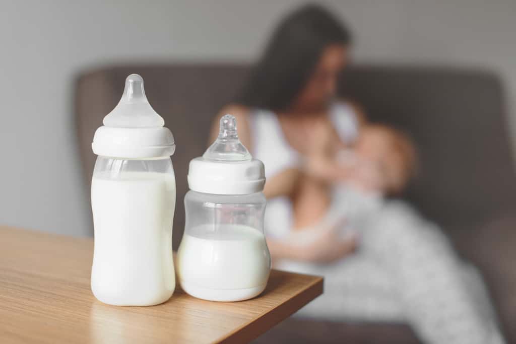 Le sevrage maternel est la première étape de la diversification alimentaire du bébé. © evso, Adobe Stock