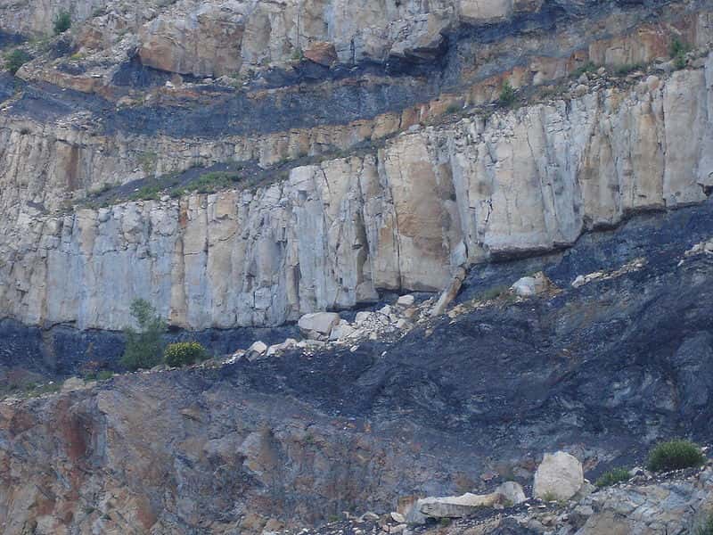 Affleurement de charbon à la carrière de Graissessac (Hérault). Du gaz, essentiellement du méthane, se forme naturellement et envahit les microfissures ou se maintient par adsorption. © PinPin, Wikimédia GFDL &amp; CC by-sa 3.0
