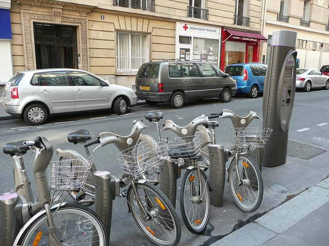 Un exemple d’écomobilité : le système du Vélib’ de la ville de Paris et ses infrastructures. © Grégoire Macqueron CC by-nc-sa 2.0