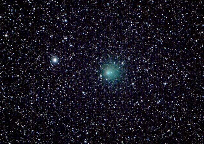 La comète Encke lors de son passage en 2003. © M. Holloway