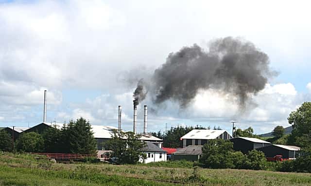 Fumées noires s’échappant des cheminées d’un incinérateur. © Anne Burgess, Geograph CC by-sa 2.0