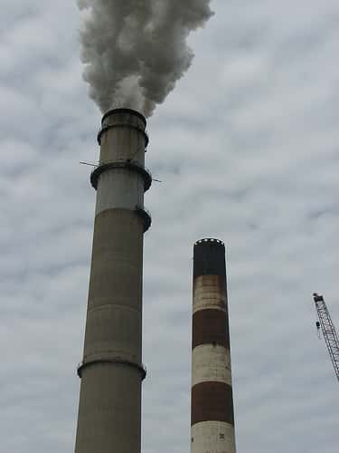Les fumées industrielles sont à la fois des pollutions chimiques et des pollutions atmosphériques, selon la façon dont on choisit de classer ce type de pollution. © nevadog CC by-nc-nd 2.0