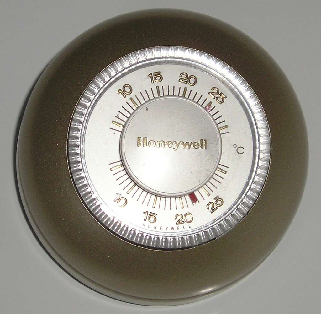  Le thermostat à horloge de Honeywell a été breveté en 1907 et a été le premier thermostat programmable de l'histoire. © Vincent de Groot, <em>Wikimedia Commons</em>, CC BY-SA 3.0