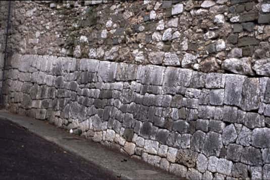 Le soubassement d'un mur de soutènement dans la montée du château à Nice. © Christian Lassure, CC BY-SA 3.0, Wikimedia Commons