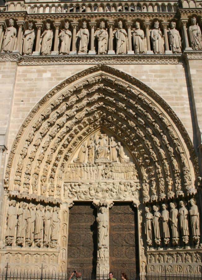 Un portail est généralement l'entrée d'un édifice à l'aspect monumental. Ici le portail de la cathédrale Notre-Dame de Paris. © Arnaud Gaillard, CC BY SA 1.0, Wikipédia Commons