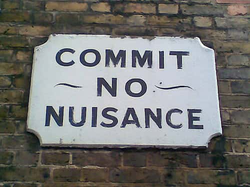 « Ne commettez pas de nuisances » Les nuisances peuvent empoisonner les relations de voisinages. © i, max CC by-nc-sa