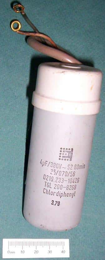 Le pyralène est une huile synthétique extrêmement toxique. Ici un condensateur contenant du pyralène. © Ulfbastel, Domaine public, Wikipedia Commons