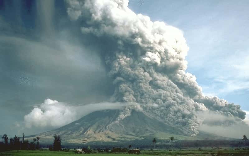 Une coulée pyroclastique dévalant les flancs du volcan Mayon. © C.G. Newhall, <em>Wikimedia Commons</em>, domaine public