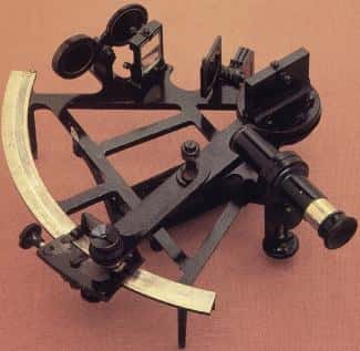 John Hadley navigue dans la bonne direction avec son sextant, un instrument de navigation basé sur la hauteur des astres. © National Oceanic and Atmospheric Administration, Domaine public, Wikimedia Commons