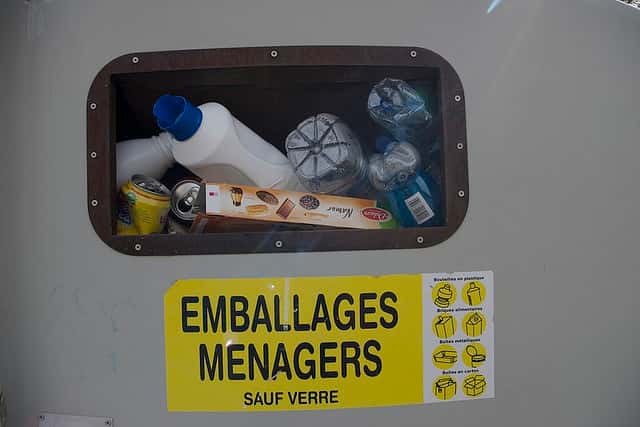 Le suremballage provoque une augmentation des volumes de déchets à recycler. © Boris Drenec CC by-nc-sa 2.0