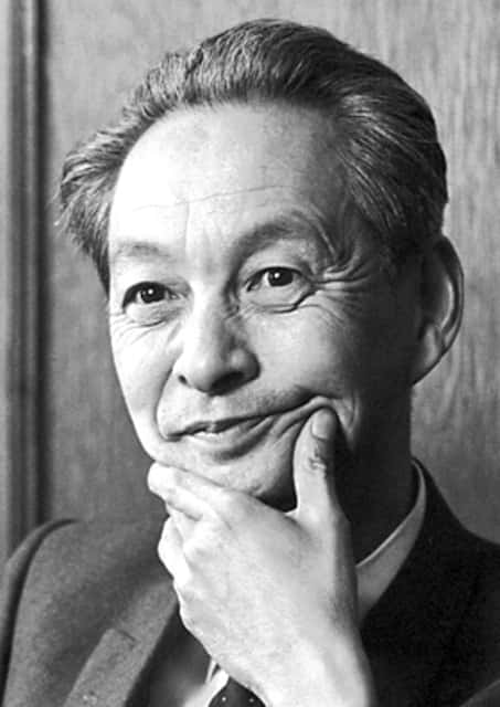Le chargeon est une quasi-particule chargée. À l'image, le prix Nobel de physique Sin-Itiro Tomonaga est l’un des découvreurs de la formulation relativiste de la théorie quantique des champs. © Nobel Foundation
