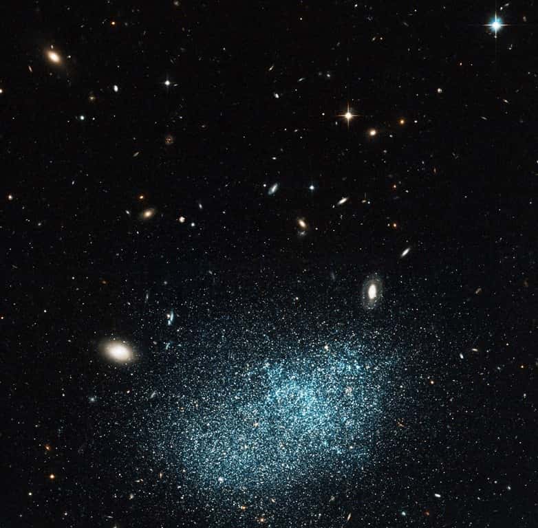 UGC 9128 est une galaxie irrégulière naine, qui contient probablement une centaine de millions d'étoiles seulement. © Nasa