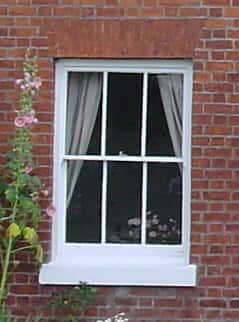 La fenêtre oscillobattante possède deux systèmes d'ouverture : une ouverture à la française et une ouverture à bascule. © Saintwithin, Domaine Public, Wikimedia Commons