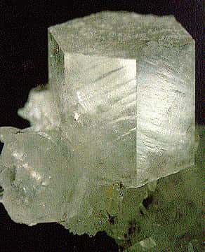 Un bloc de calcite (CaCO3), parfois appelée spath, provenant de
Rueun, Grischun (ou Grisons), en Suisse. © Th. Schüpbach, SVSMF