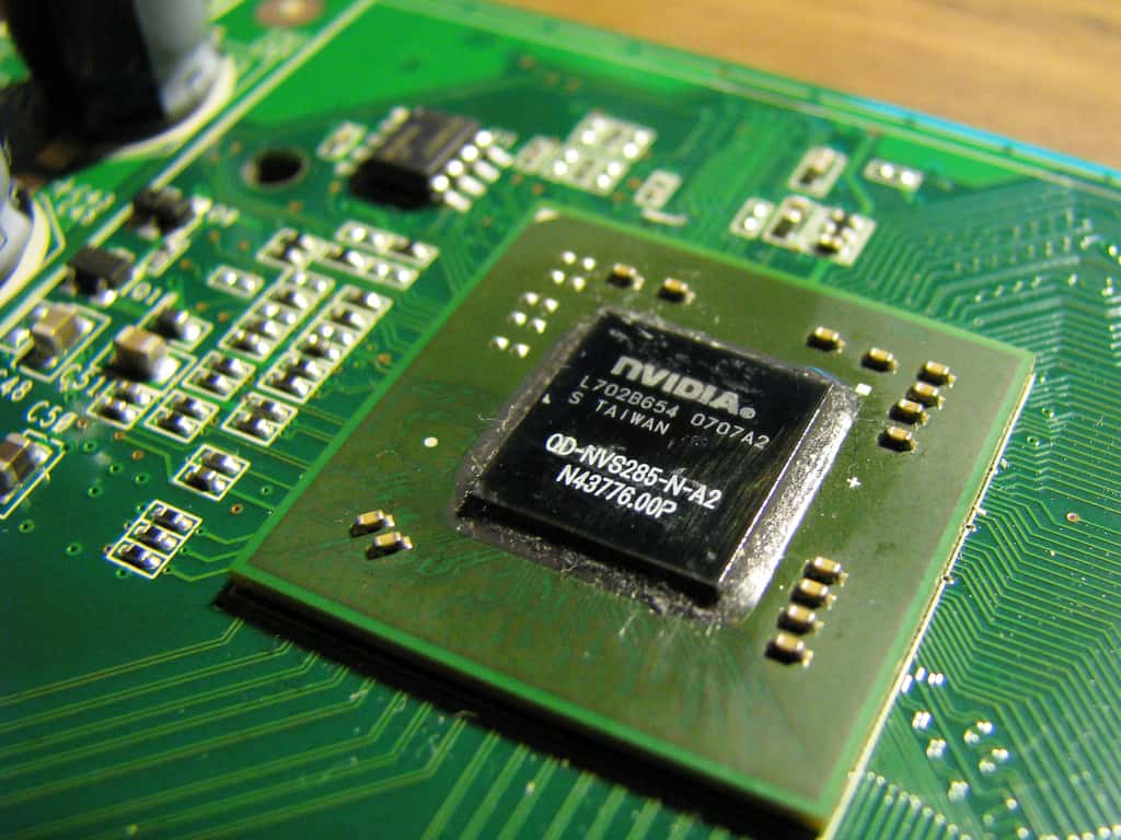  Le GPU désigne le processeur dédié au traitement des données graphiques. ici, un GPU embarqué sur une carte graphique. © Edmund Tse, Nvidia