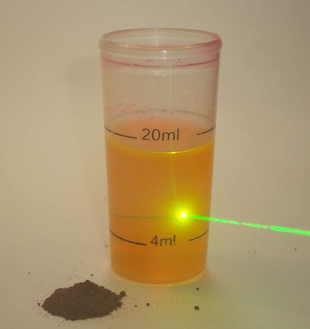 Mélangée à du méthanol, de la poudre de chlorure de rhodamine 6G éclairée par un laser vert émet de la lumière jaune. © Zaereth, Wikipédia, Domaine public
