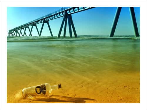 Une bouteille abandonnée sur une plage. Sans l’intervention du photographe, elle n’aurait pas été recyclée. © Arnaud Bertrande / Photographie CC by-nc-sa 2.0