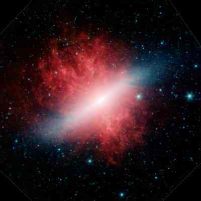 Image infrarouge du télescope spatial Spitzer On y voit la "galaxie du cigare" (en bleu), enrobée d'un gigantesque halo de particules (en rouge)
(Crédits : NASA/JPL-Caltech/University of Arizona )