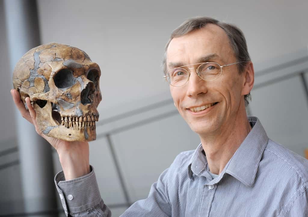 Svante Pääbo tenant dans sa main le crâne d'un homme de Néandertal. © <em>Max Planck Institute for Evolutionary Anthropology, Leipzig</em>