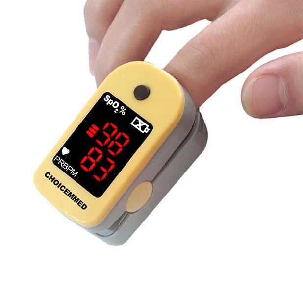 L'oxymètre de pouls peut être fixé à un doigt ou à une oreille. Il permet de mesurer rapidement la concentration d'oxygène dans le sang. © FingertipPulseOximeter, Wikimedia Commons, cc by sa 3.0