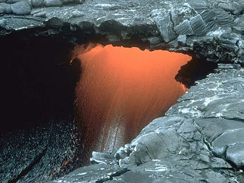 Un tunnel de lave dont le plafond c'est partiellement effondré à Hawaï, formant ce qu'on appelle une lucarne. © USGS
