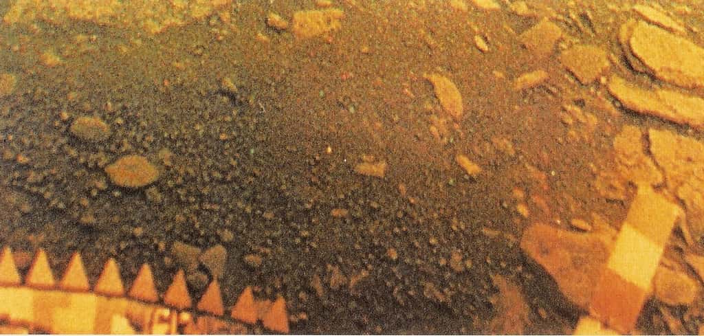 La surface de Vénus photographiée par la sonde soviétique Venera 13 en 1982. © Soviet Venera Program