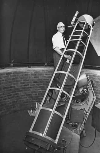 J. Bennett derrière son télescope. Crédit Association Astronomique d'Afrique du Sud