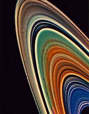 Les anneaux de Saturne, vus en fausses couleurs.