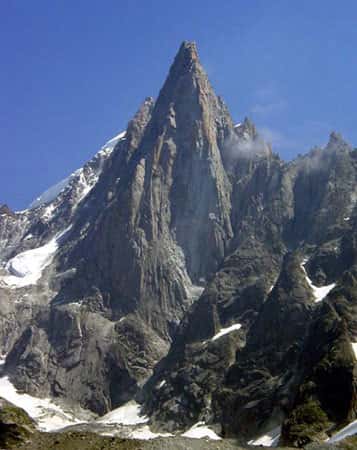 Les Drus, massif du Mont-Blanc, la plus belle aiguille de granite des Alpes. © DR