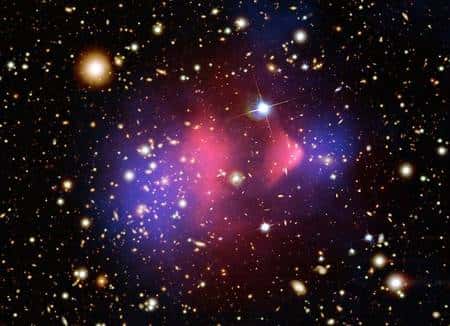 Images en fausses couleurs du &quot;bullet cluster&quot;. En bleu la matière noire associée aux amas de galaxies, en rouge les gaz chauds émettant des rayons x (Crédit : NASA).