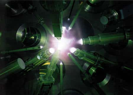 Une réaction de fusion thermonucléaire allumée par laser (Crédit : Standford.edu).