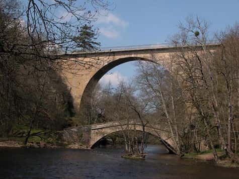 Ponts de Pierre Perthuis, Yonne (lieu d'ancienne mine de fluorite). Le plus petit (plus ancien) date de 1770, les deux enjambent La Cure. © DR