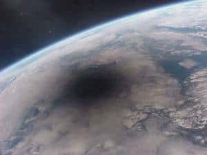 L'ombre de la Lune fonce sur le globe terrestre le 11 août 1999. Remarquez les nombreux nuages qui masquaient le spectacle aux terriens. Cliché réalisé depuis la station spatiale russe Mir.