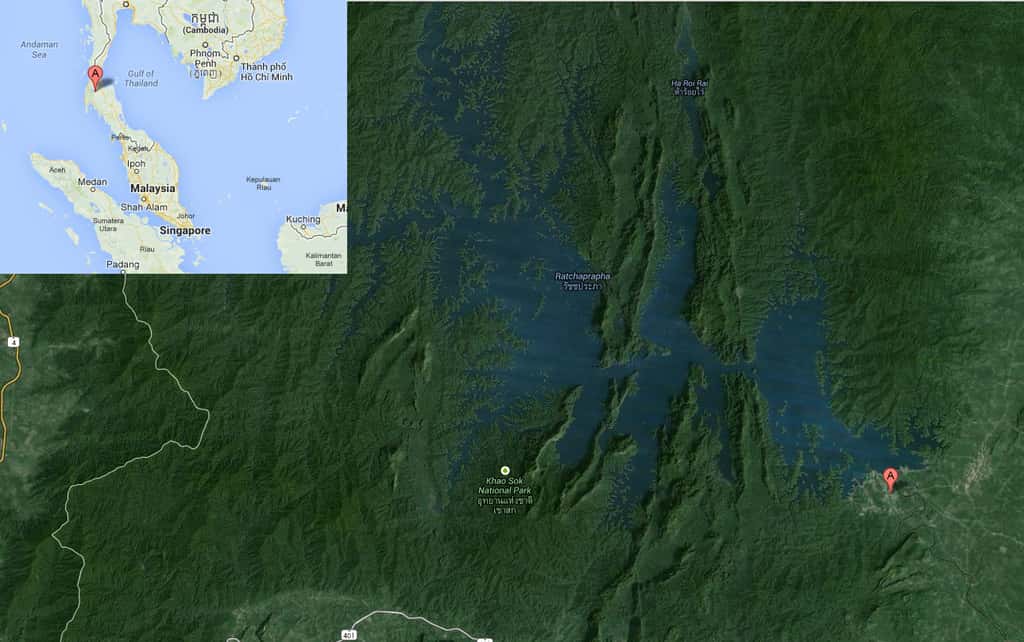 Le point A désigne le barrage Rajjaprabha, en Thaïlande, construit en 1987. L'étendue d'eau en amont est le grand réservoir créé depuis la mise en place du barrage. © Google Maps