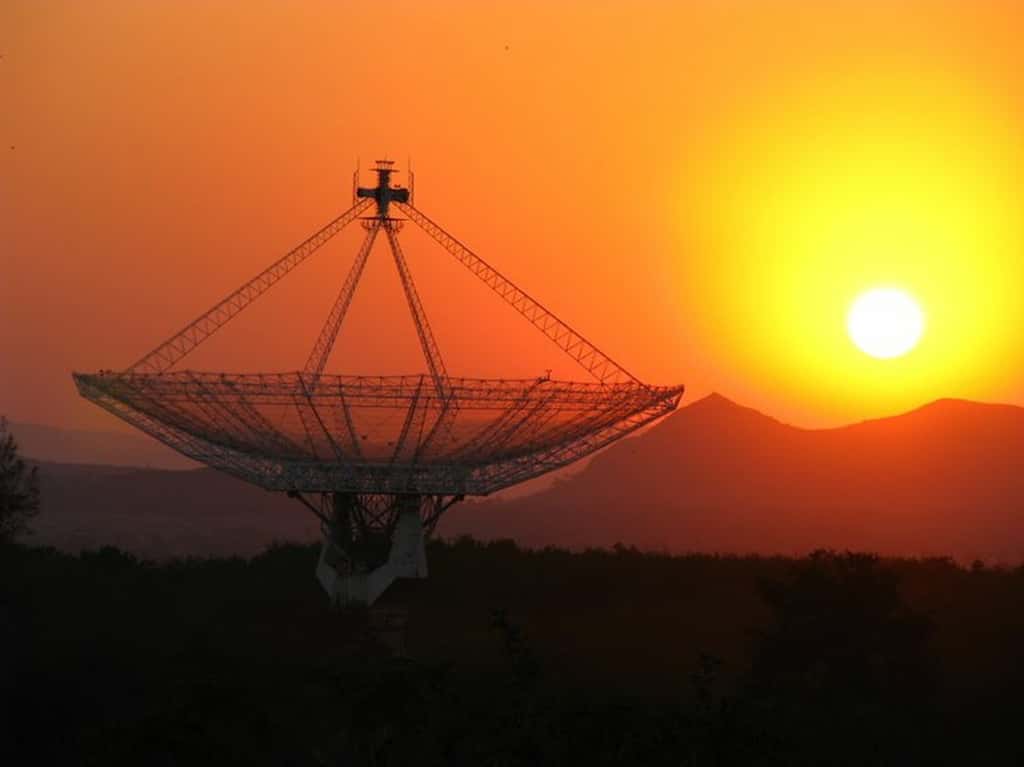 Le <em>Giant Metrewave Radio Telescope</em> (GMRT), situé près de Pune, en Inde, comporte plusieurs radiotélescopes. C'est l'un des plus grands interféromètres du monde. © <em>GMRT, Tata Institute of Fundamental Research</em>