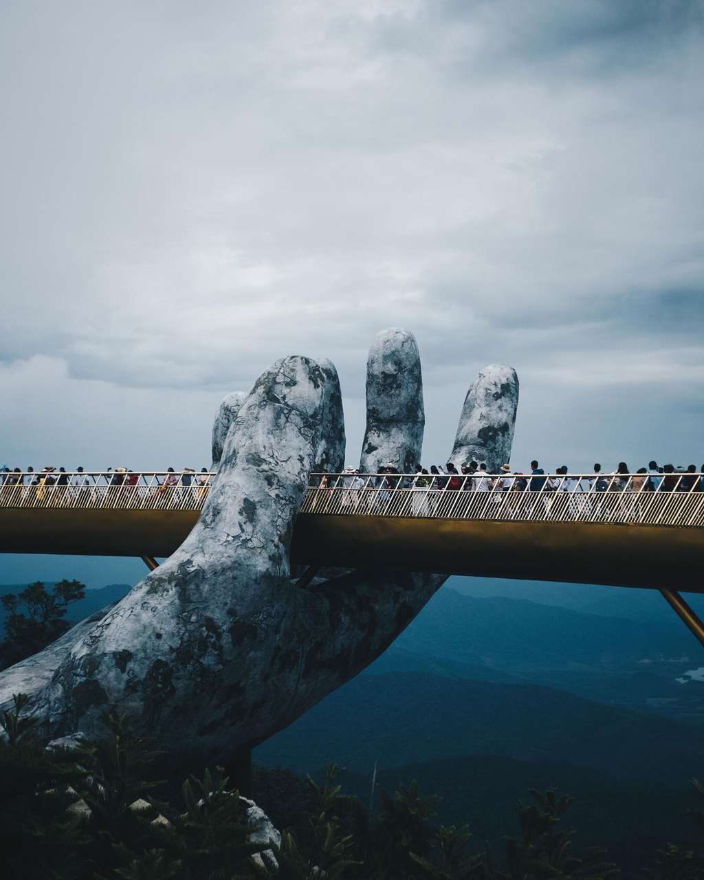 Le <em>Golden Bridge</em> a ouvert mi-2018 près de Da Nang, au Vietnam.  Il est très vite devenu une attraction attirant beaucoup de curieux. © @_CATRICORN_, Instagram