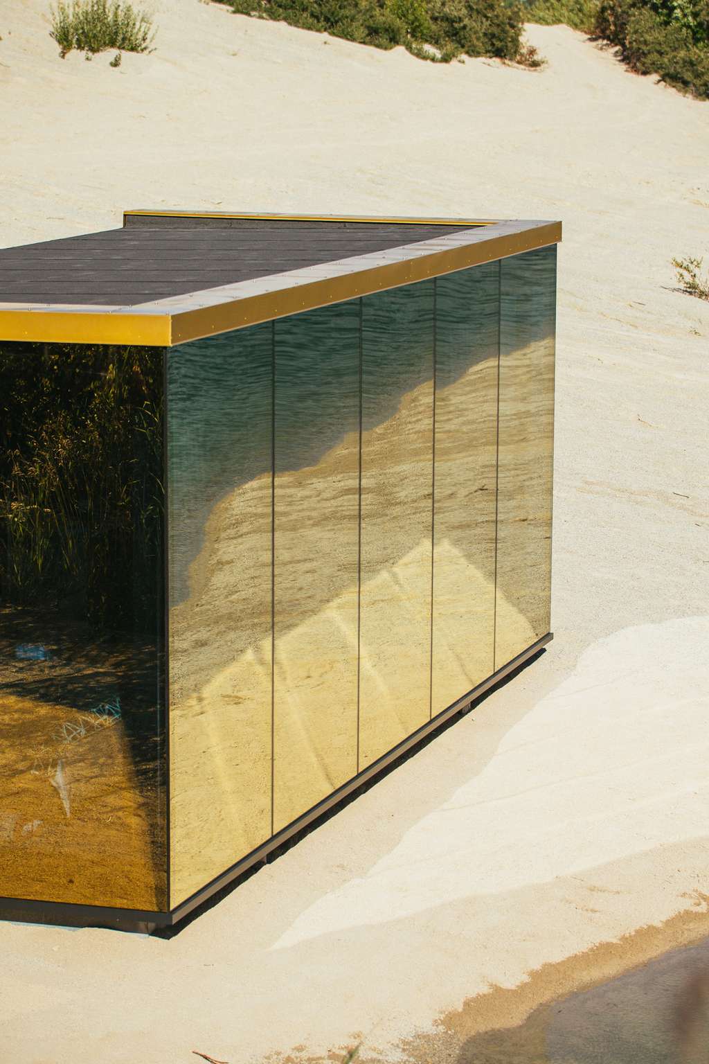 Le verre doré de la <em>tiny house</em> permet à la fois de préserver son intimité et de profiter du paysage. © Jaan Parmask, The ÖÖD Golden House