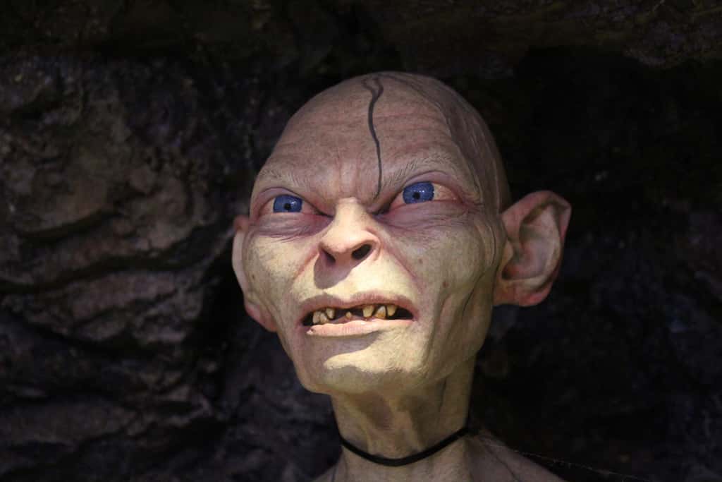 Gollum est un ancien Hobbit, rongé de l'intérieur par l'anneau unique forgé par Sauron, et vit dans le réseau de cavernes des monts Brumeux. Autant dire qu'il ne voit plus guère le soleil, ce qui doit affecter sa production de vitamine D. © Shadowfoot, Flickr, cc by nc sa 2.0