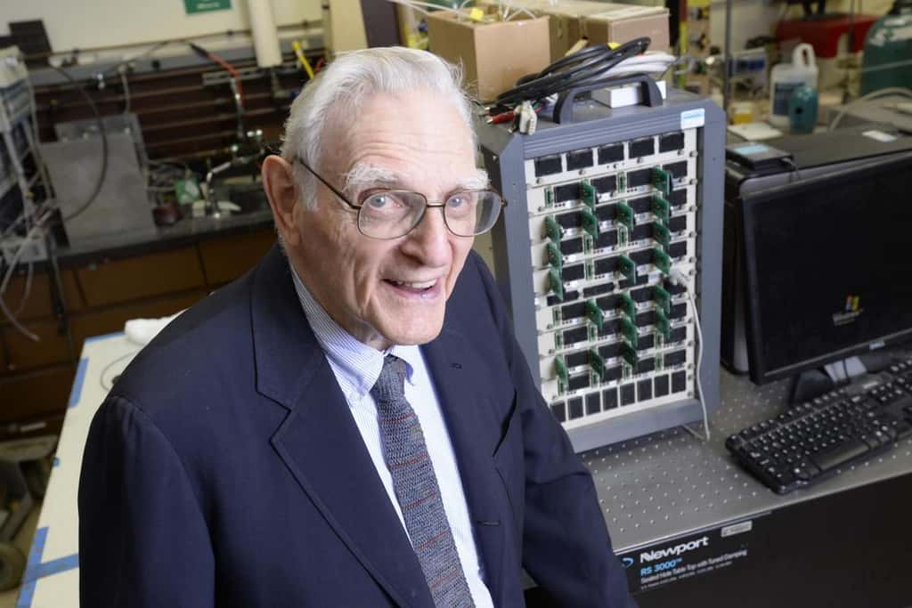 Le professeur Goodenough, 94 ans, continue à enseigner à l’université du Texas tout en poursuivant ses travaux sur les batteries à électrolyte solide. © <em>University of Texas at Austin</em>