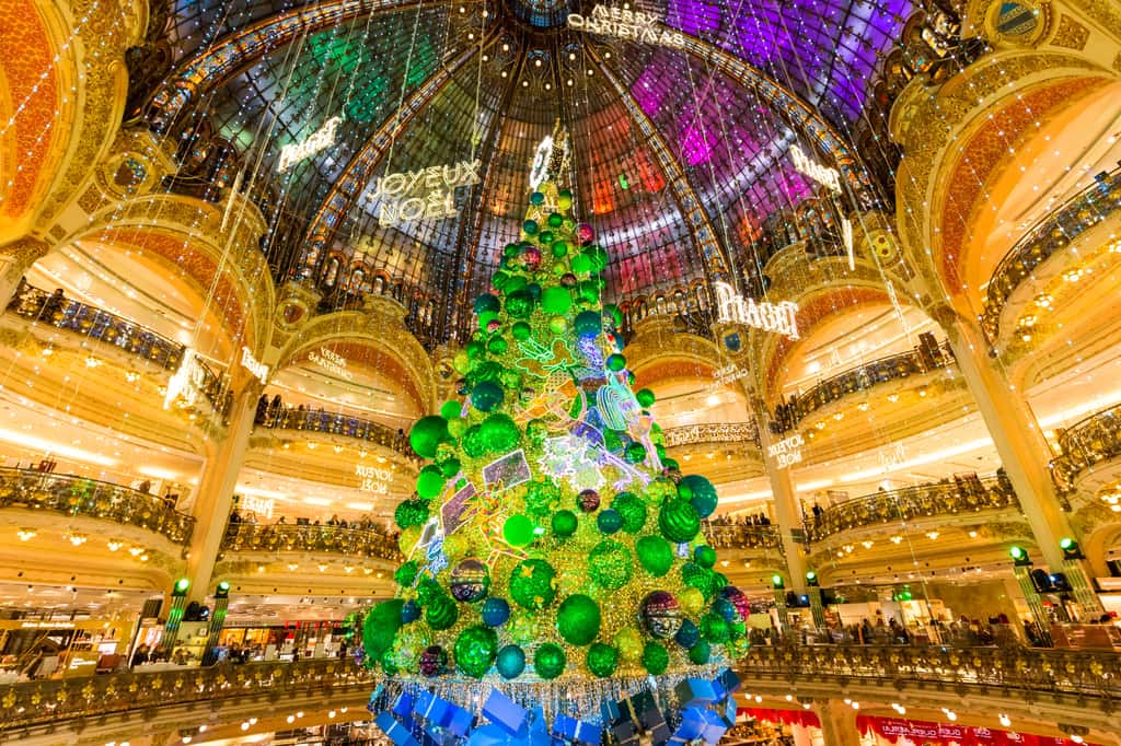 Les somptueuses Galeries Lafayette au moment de Noël 2018. © Selitbul, Adobe Stock