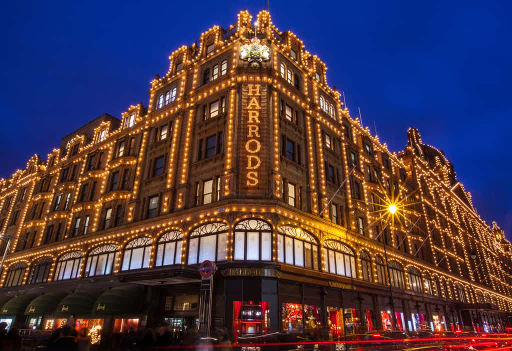 Le bâtiment du grand magasin Harrods, lumineux ! © chrisdorney, Adobe Stock